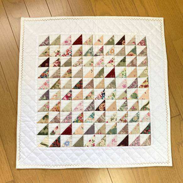 三角つなぎのパッチワークタペストリー タペストリー・壁掛け Katie