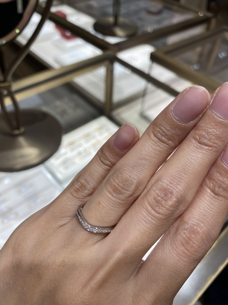 バレリーナのハーフエタニティで、カーブしていて着け心地が良いです