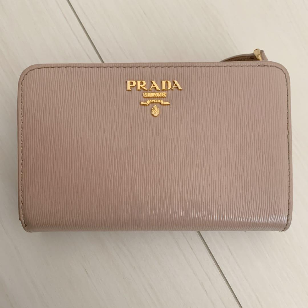 PRADA プラダ　サフィアーノ　2つ折り財布　ピンクベージュ ピンク　レザー プラダのベストセラー！リピーター続出の定番の二つ折り財布に上品な