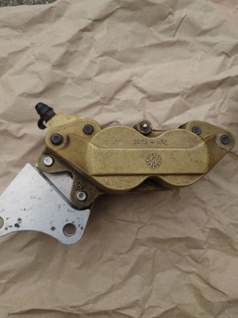 バリオス ブレンボ40ミリ キャリパーサポート ゼファーリアキャリパー